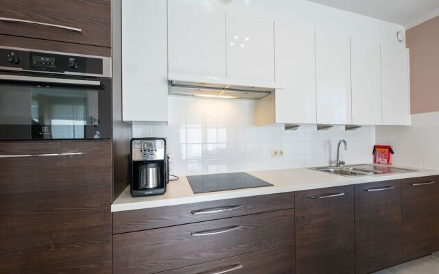 Central Stay Near Tram & Sea