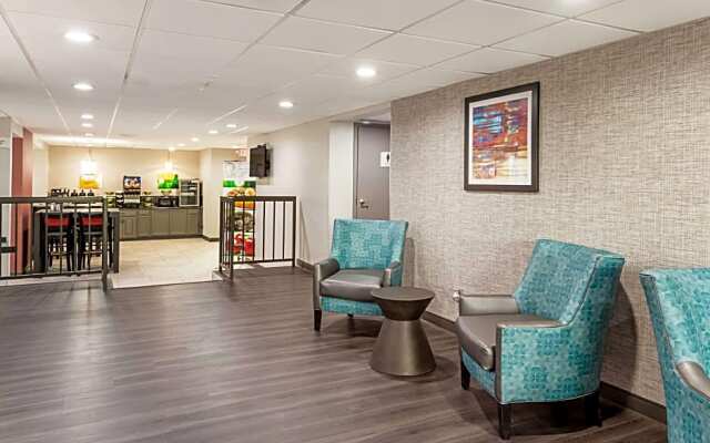 Farragut Inn & Suites