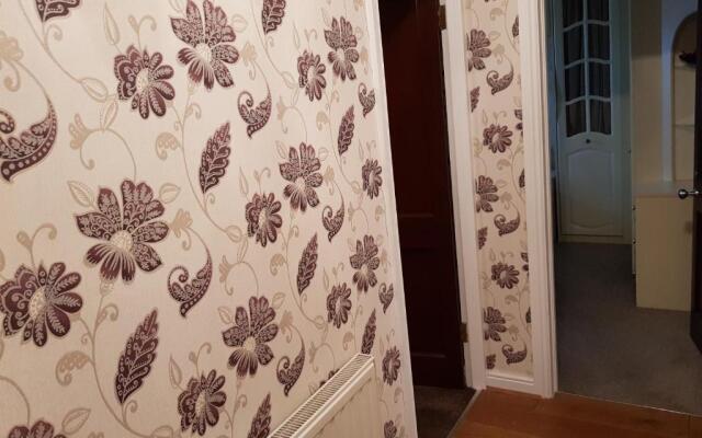 Spacious Bungalow in Romford with parking