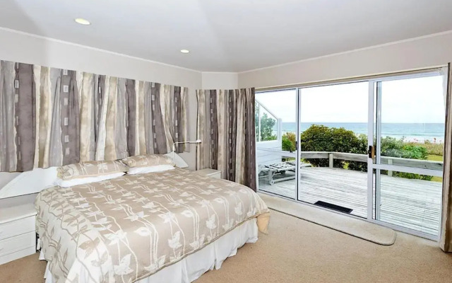 Matarangi Beachfront House - Matarangi Holiday Home