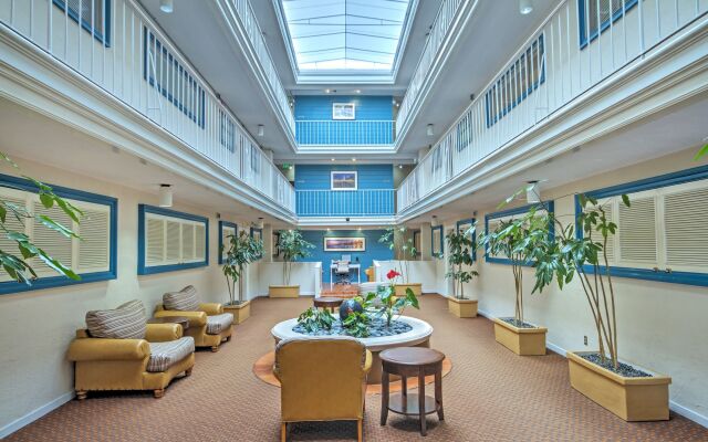 Suites At Fishermans Wharf