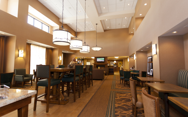 Hampton Inn & Suites Riverton