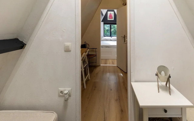 Lanaken Lakeside Cabin Stay