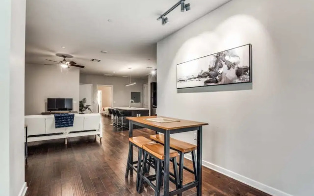 Stunning 2BR 2BA w/SKY POOL lounge CozySuites