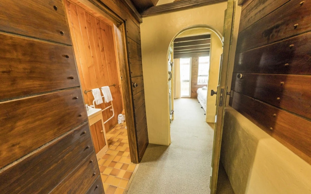 Dawson Falls Mountain Lodge