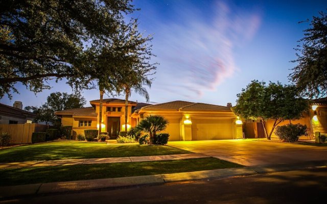 Lynx Chandler/ocotillo 5 Bedroom Home by RedAwning