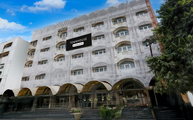 Super Townhouse Prayagraj Near Railway Station Formerly Santosh Palace