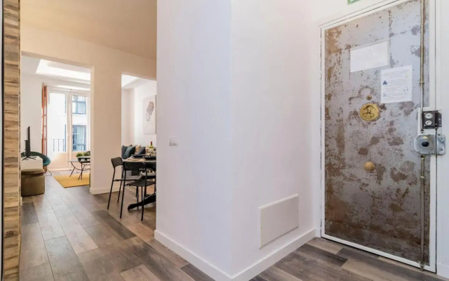 INCREDIBLE Apartment just steps from Gran Via by Batuecas