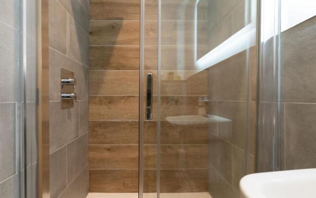 Spacious - Contemporary 2BR Apartment - Central Ambleside - Parking
