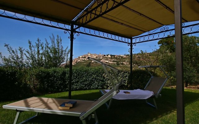 Charming Farmhouse in Trevi With Swimming Pool
