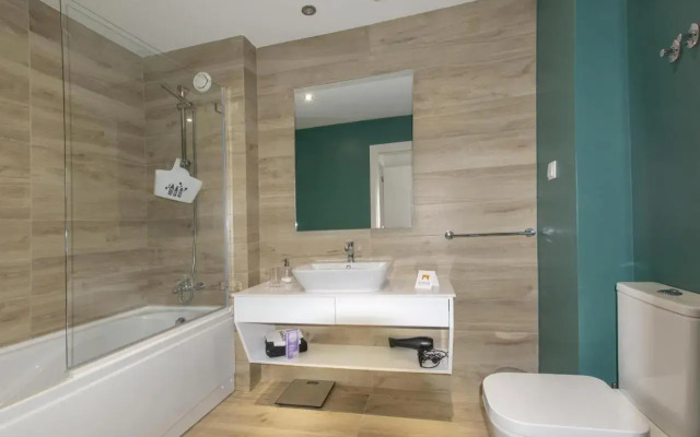 Elegant & Sophisticated Campo Ourique by GT House