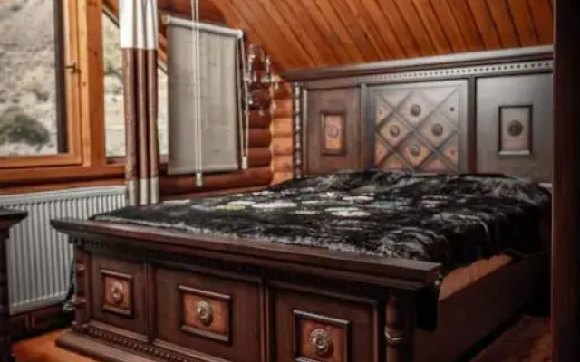 *2 bdr log house /mountains/Queen bed/fireplace