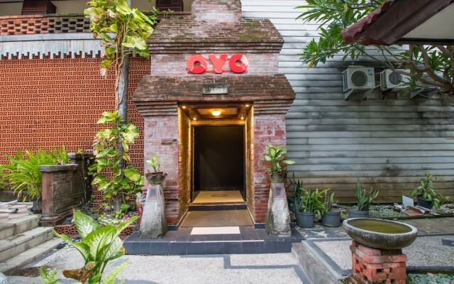 Super OYO Townhouse Oak Maxi Hotel Legian