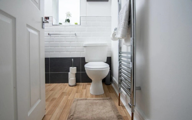 Quiet Residential Apt N/gloucester Road Sleeps 4