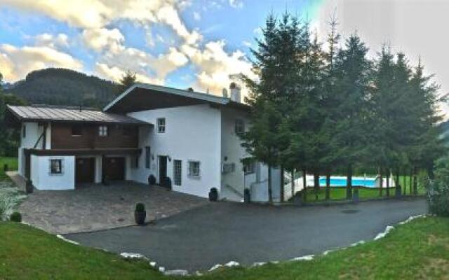 Jack's Lake & Mountain (JLM) Hostel