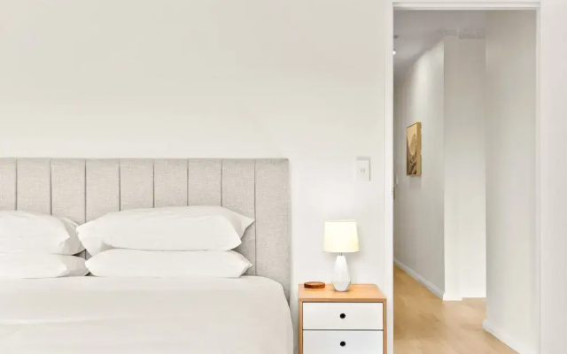Bright and Convenient Apartment, Close to Shops