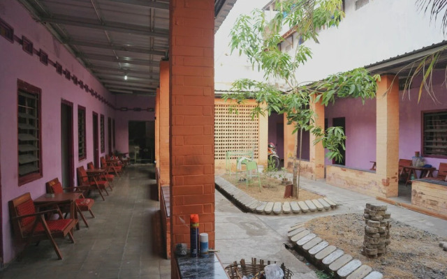 OYO Life 1972 Aman Family Inn Syariah