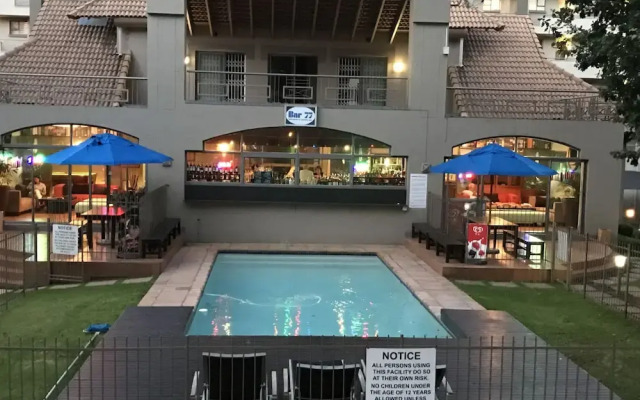 77 Grayston Apartment