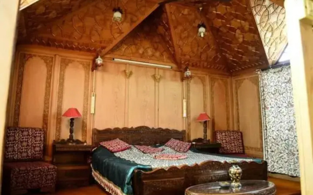 New minar group of houseboats