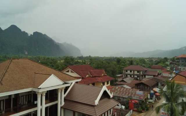 Roung Nakhon Vang Vieng Palace