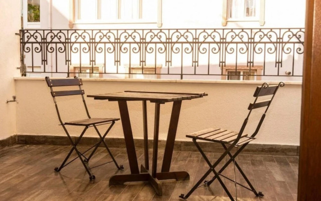 Stylish Home With a Book Collection Near Taksim