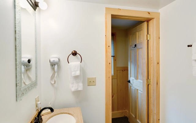 Cobble Mountain Lodge