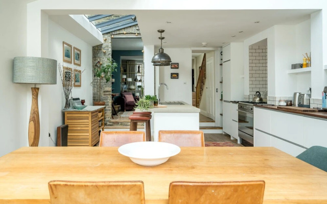 JOIVY Contemporary 2-Bed House W/ Private Garden