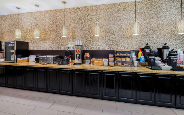 La Quinta Inn & Suites by Wyndham Marshall