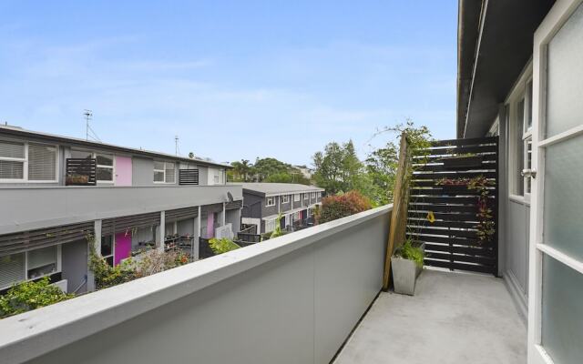 Central Quiet 2BR Apt -  Wifi -  Parking