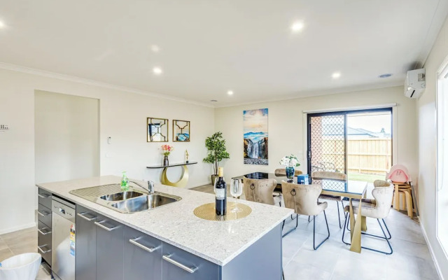 StayAU Charming 4BR Retreat Wyndham Vale