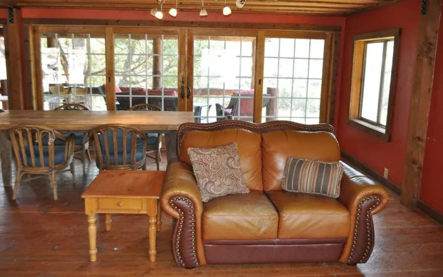 North Yellowstone Lodge and Hostel