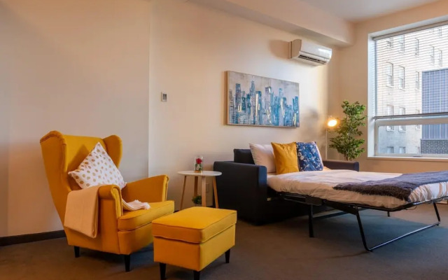 Comfy DT Loft w Parking Rooftop Patio BBQ Gym