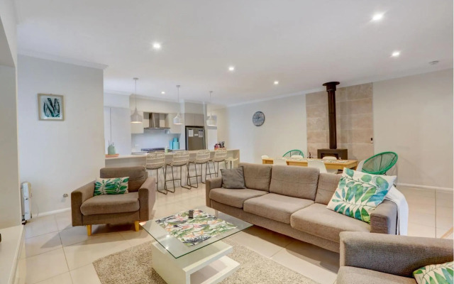 Luxury Spacious Entertaining Areas and Close to Hyams Beach