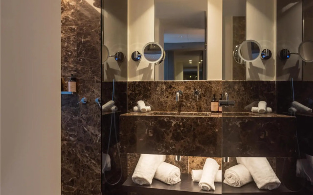 Adia Aluma Athens, Curio Collection By Hilton