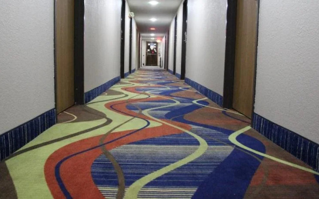 Westbridge Inn & Suites