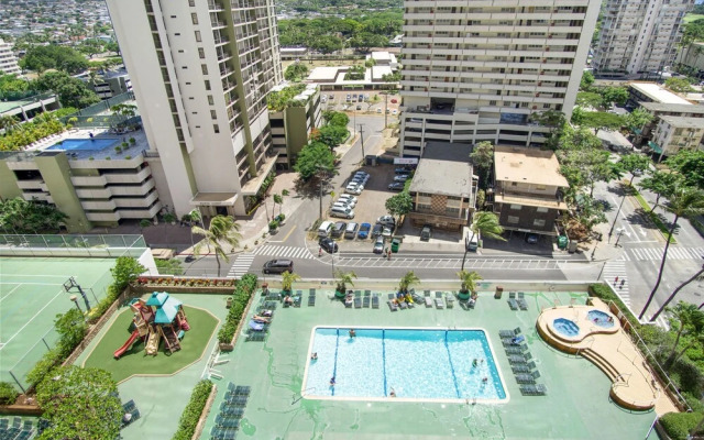 Waikiki Banyan - Ocean View Tower 1 Suite 2214