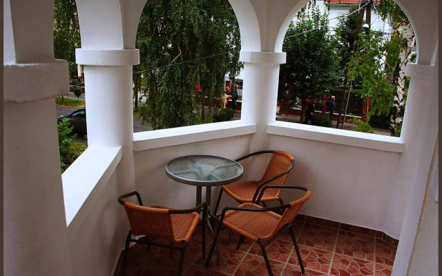 White Quiet Apartment