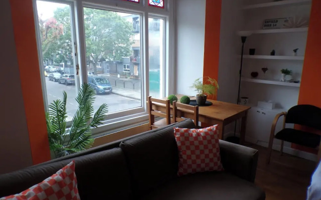 The Orange Housesleeps8-parking-pets&familyok-ac