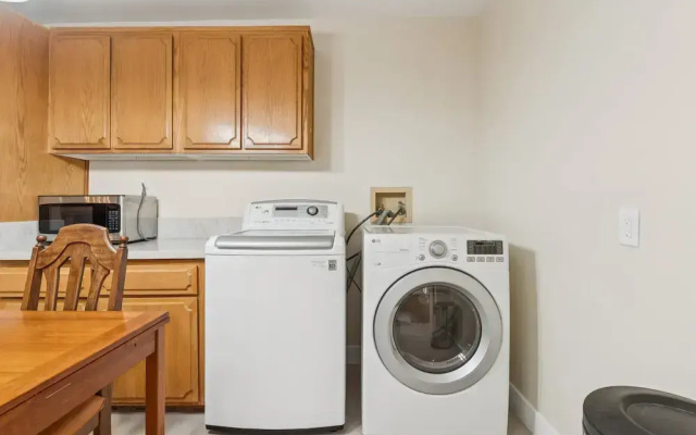 Russell House Near Hollywood & Griffith Park 3 Bedroom Home