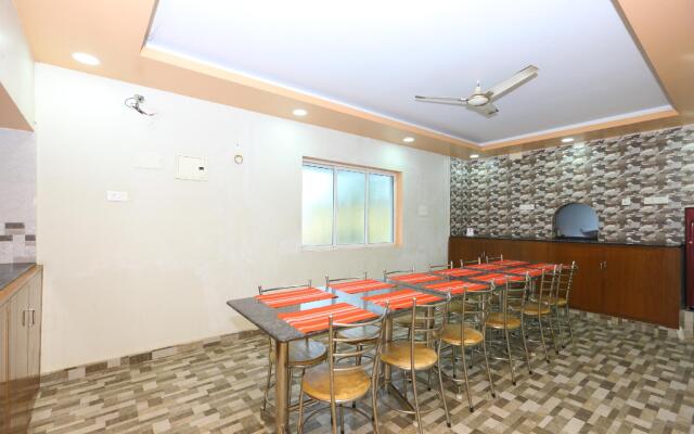 OYO 10018 Hotel AKS Shelter