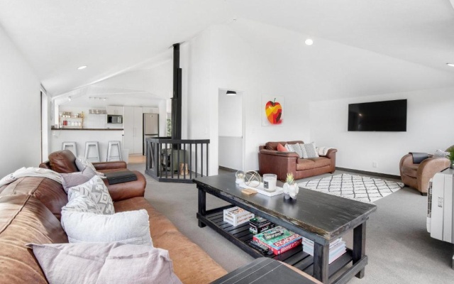 Kiwi style home! Views of lake. Large outdoor area – Guest Rooms – Queenstown