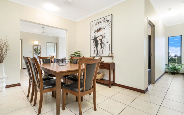 Huge CBD Top Floor Apartment with Breath Taking Views!