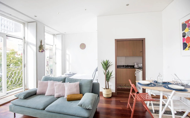 Bonjardim Studio w/ Balcony by LovelyStay