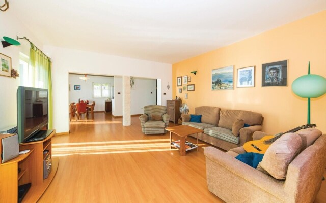 Stunning Home in Okrug Gornji With 4 Bedrooms, Internet and Outdoor Swimming Pool