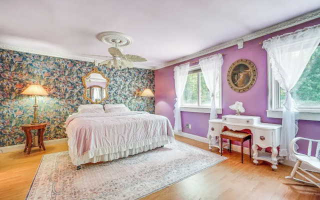 French-inspired Townhome 9 Mi to Saratoga Springs!