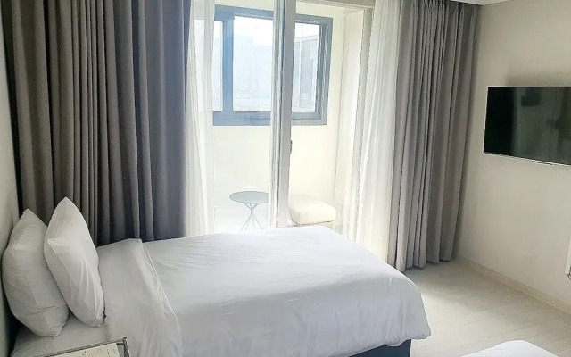 Shift Door Residence Hari