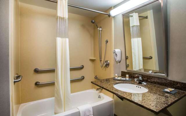 La Quinta Inn & Suites by Wyndham Islip - MacArthur Airport
