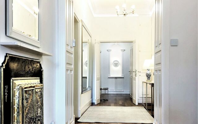 MONDRIAN Luxury Suites & Apartments Old Town Market Square