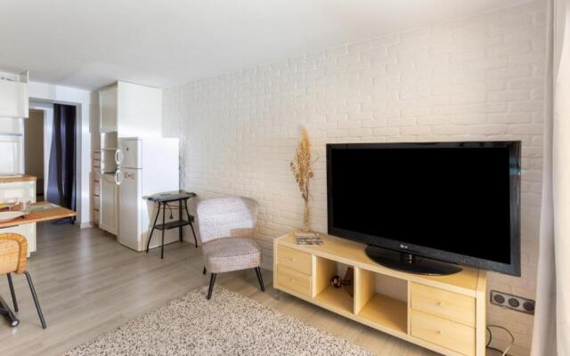 Bright And Pretty 34 M With Terrace The Sea