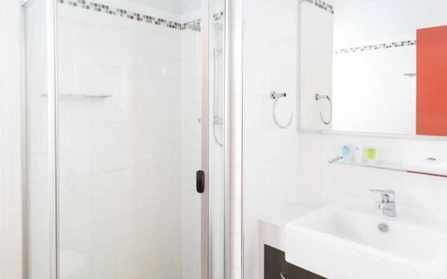 Toowong Inn & Suites